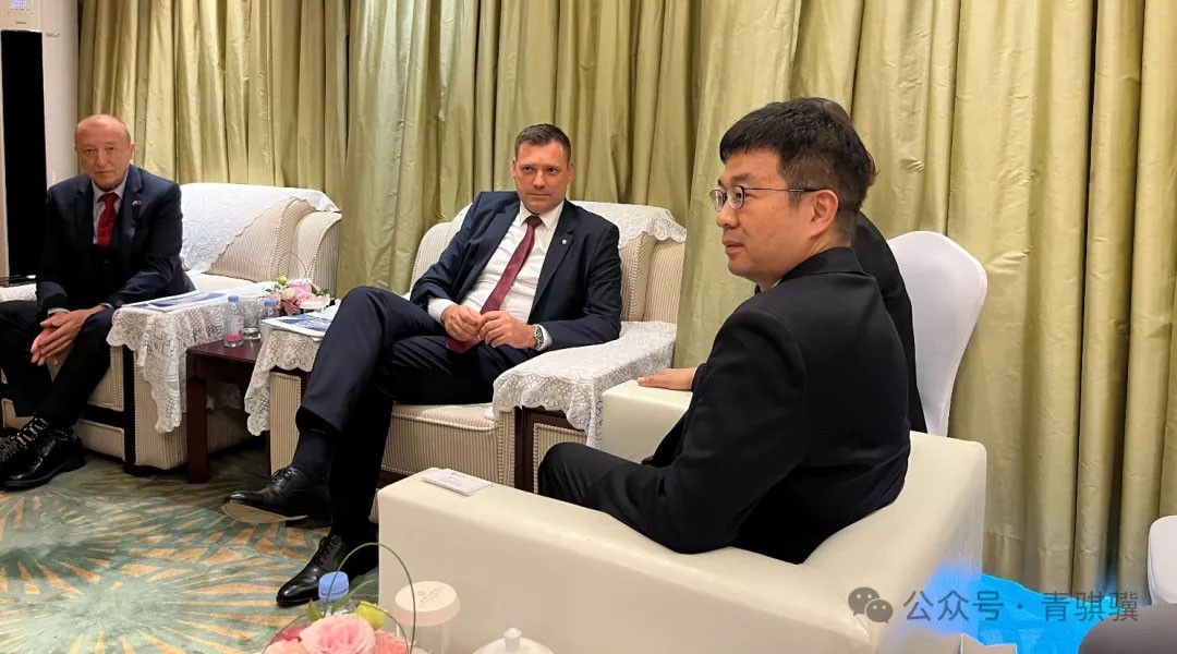 斯洛伐克副总理托马什·塔拉巴与凯时尊龙董事长闫巍在第七届进博会期间就绿...
